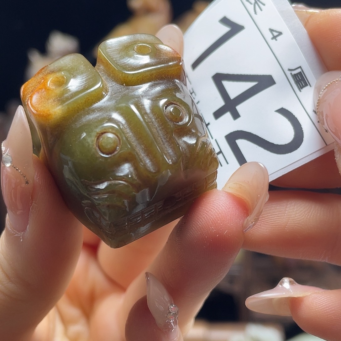 华***姚和田玉未镶嵌颈饰