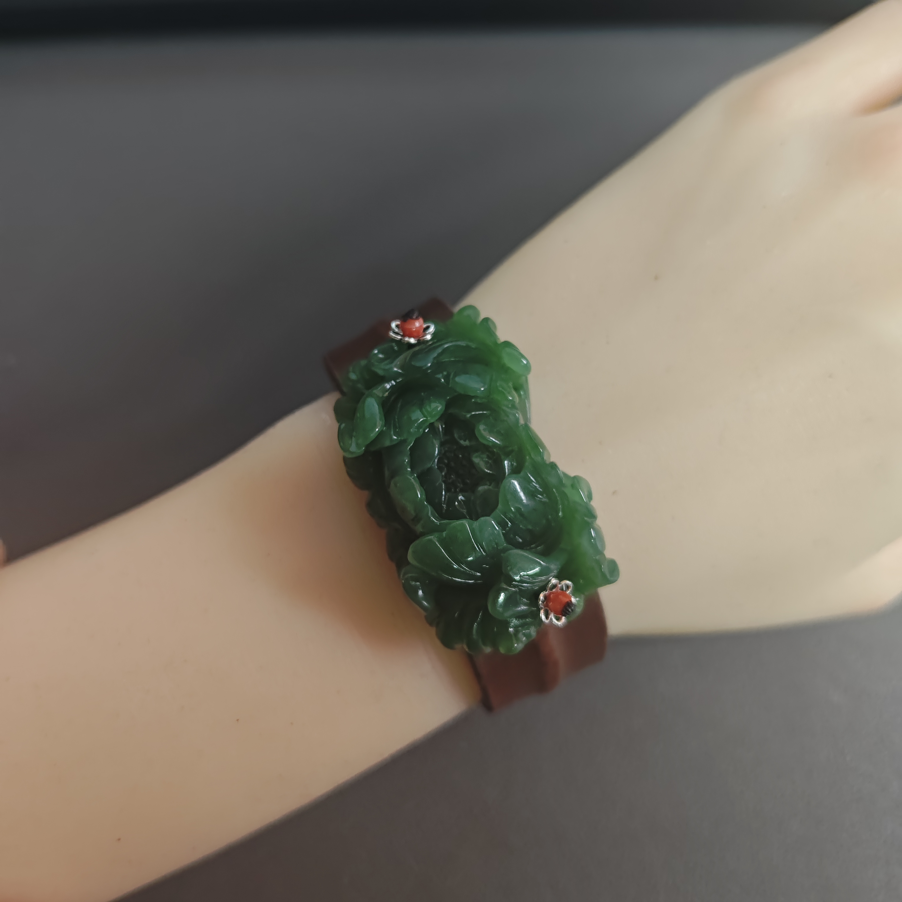 [0014]天然和田碧玉精美立体牡丹花手牌