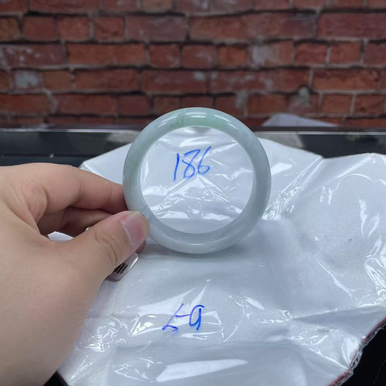 毛货手镯需精细抛光/186