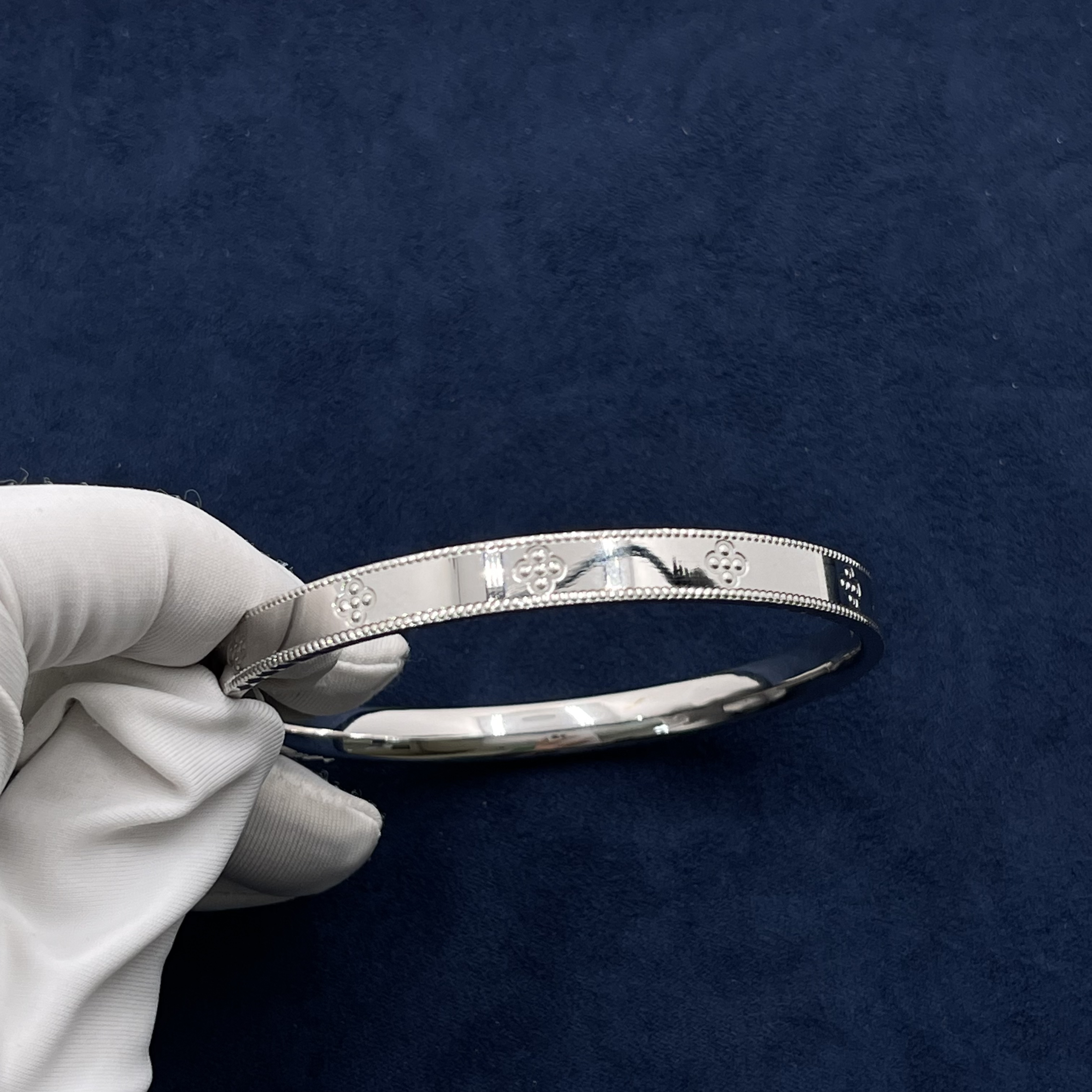 PT950手镯铂金经典圆圈点状四叶草镜面光固口57mm时尚女简约高贵