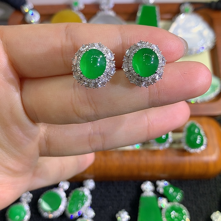 翡翠18K金镶嵌颈饰蛋面