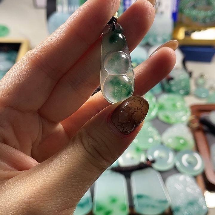 翡翠未镶嵌颈饰豆子