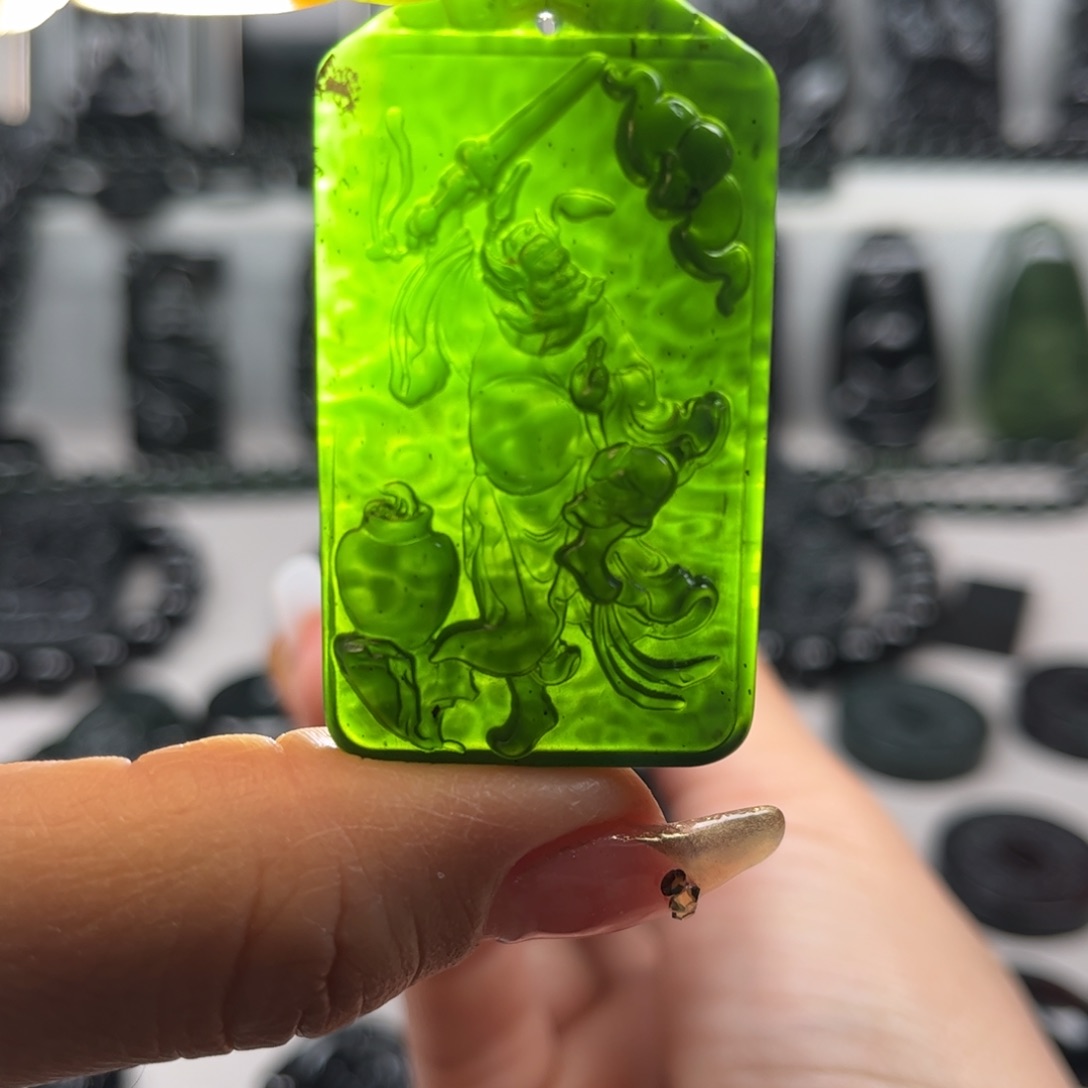 蛇纹石玉颈饰合金