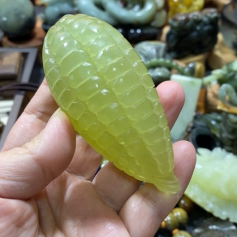 蛇纹石玉手把或挂件未镶嵌