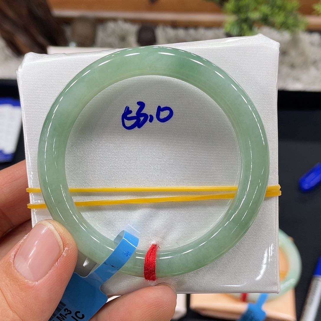 翡翠手镯未镶嵌翡翠