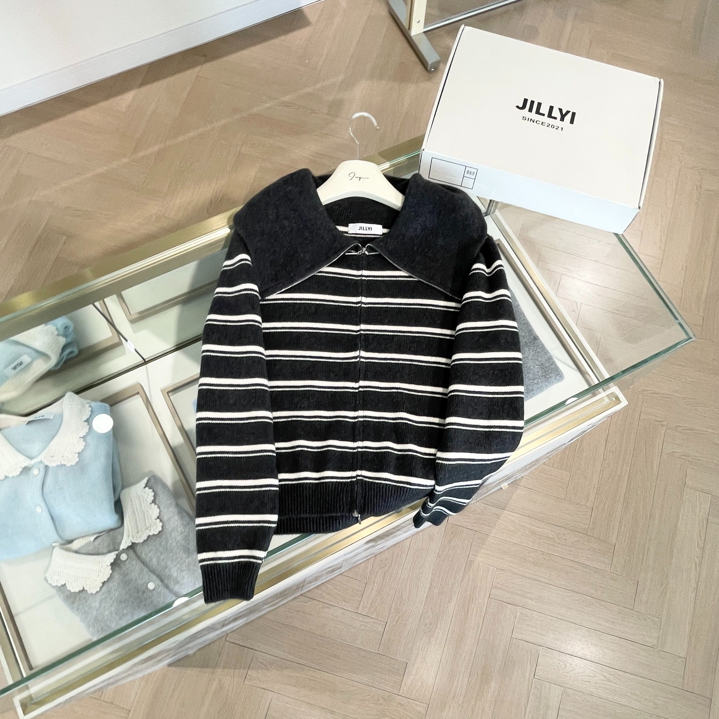 JILLYI珠海店【冬夜序曲】灰白条纹时尚拉链翻领休闲风气质百搭针织