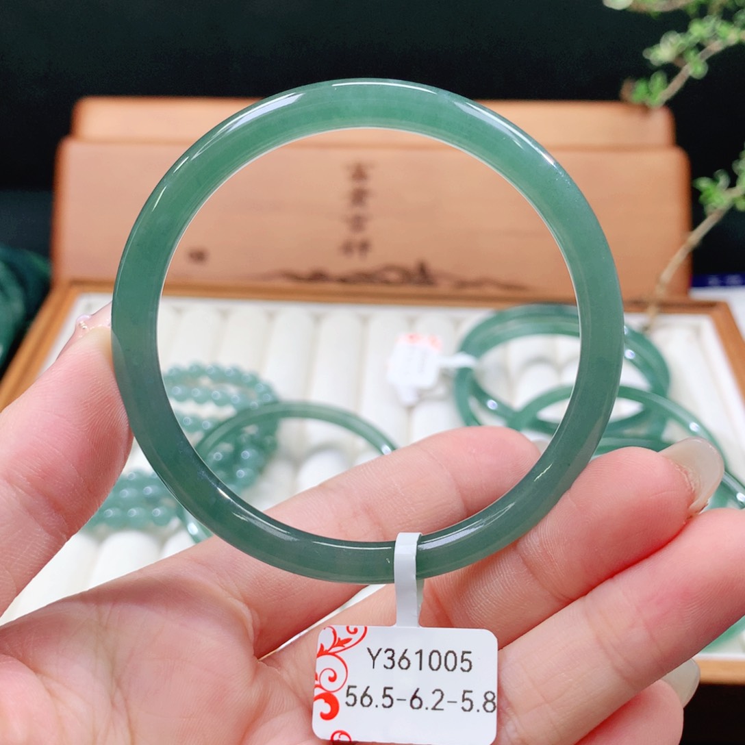 翡翠手镯未镶嵌天然