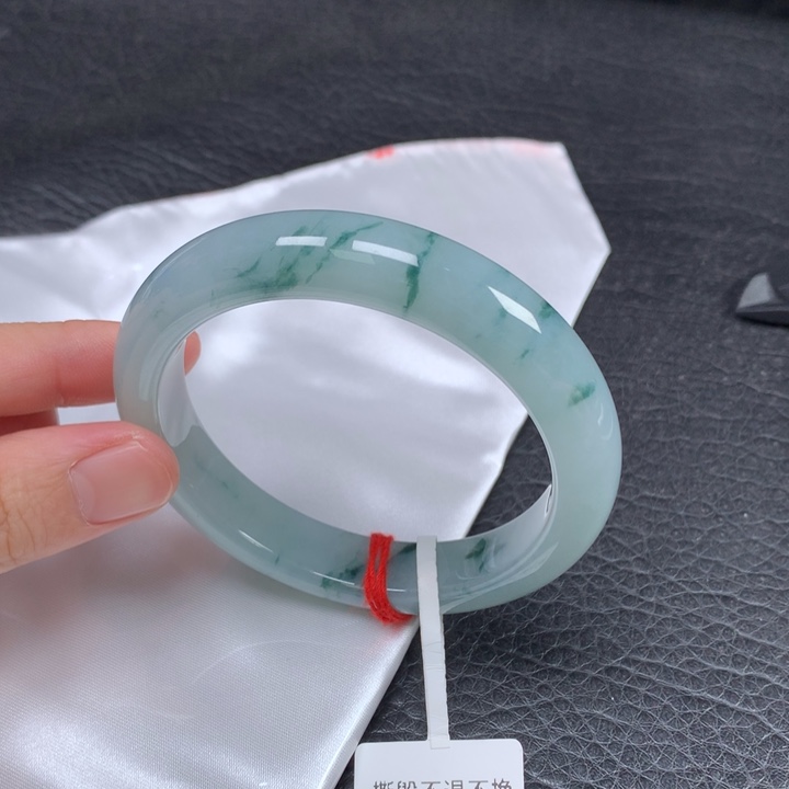 翡翠未镶嵌手镯  