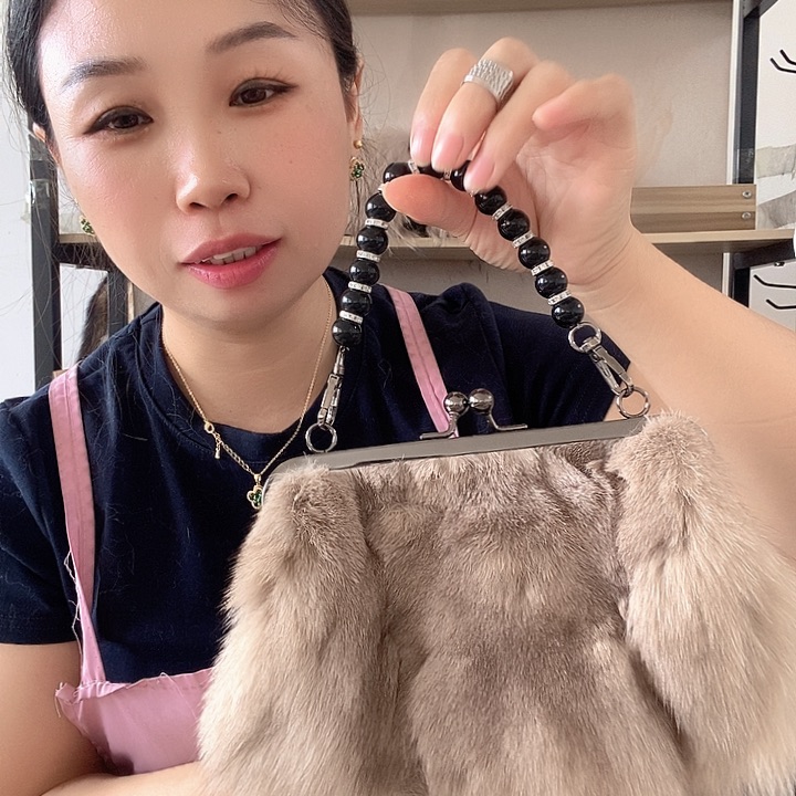 桑*朵卡其色单肩包。