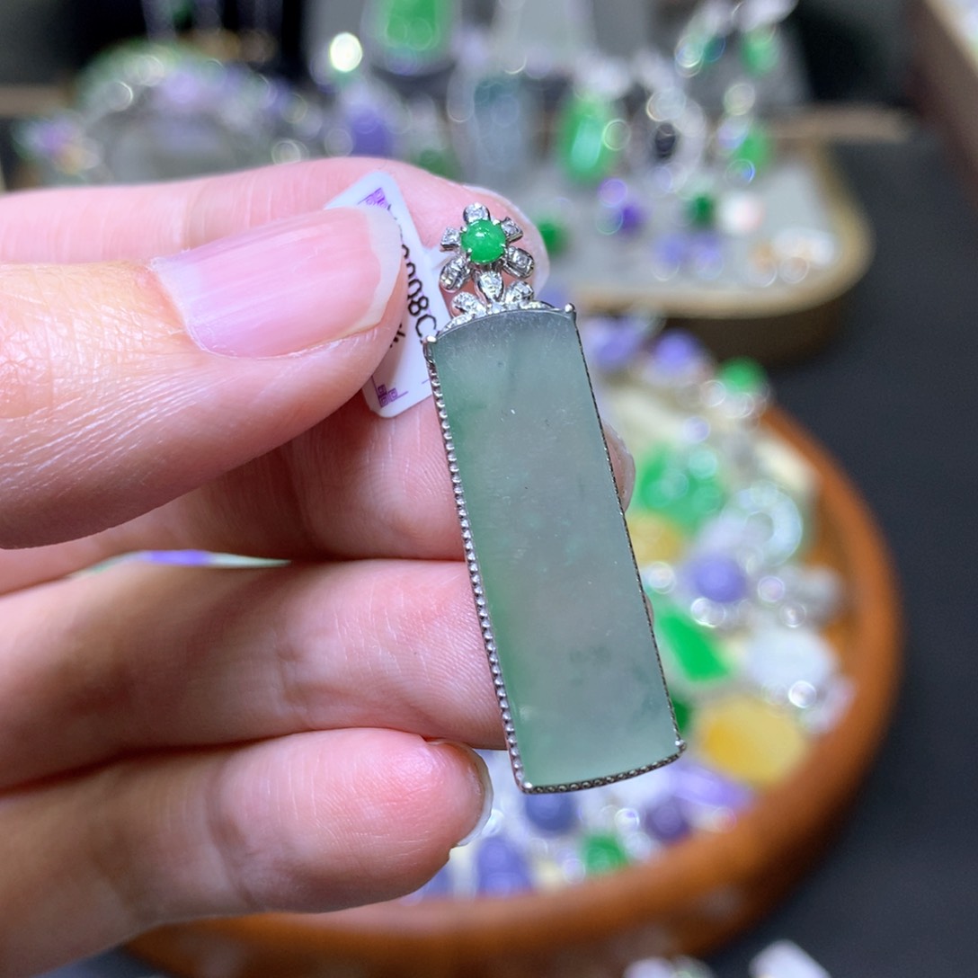 【闪购商品】翡翠颈饰18K金镶嵌翡翠吊坠项链