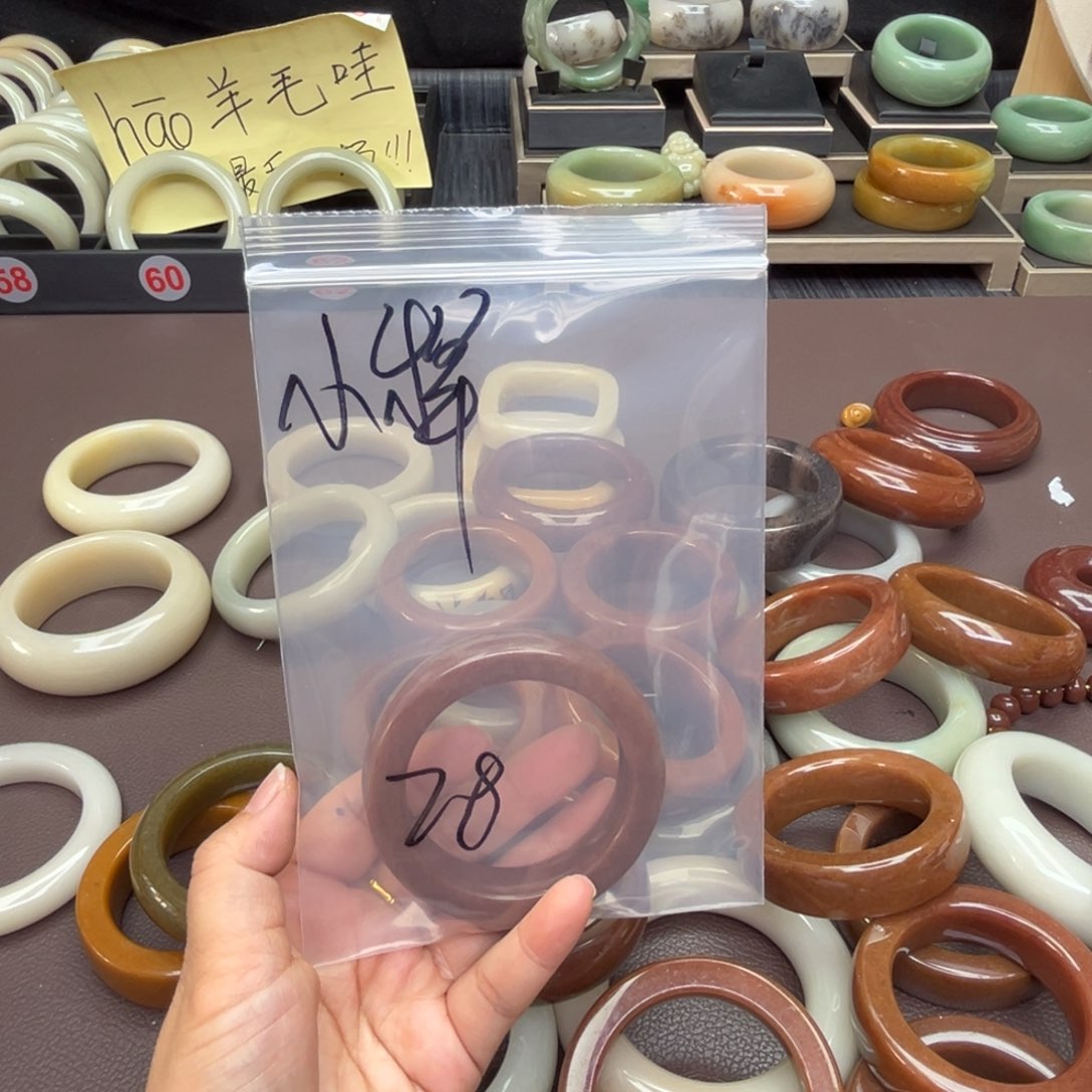 石英质玉手镯未镶嵌小****?