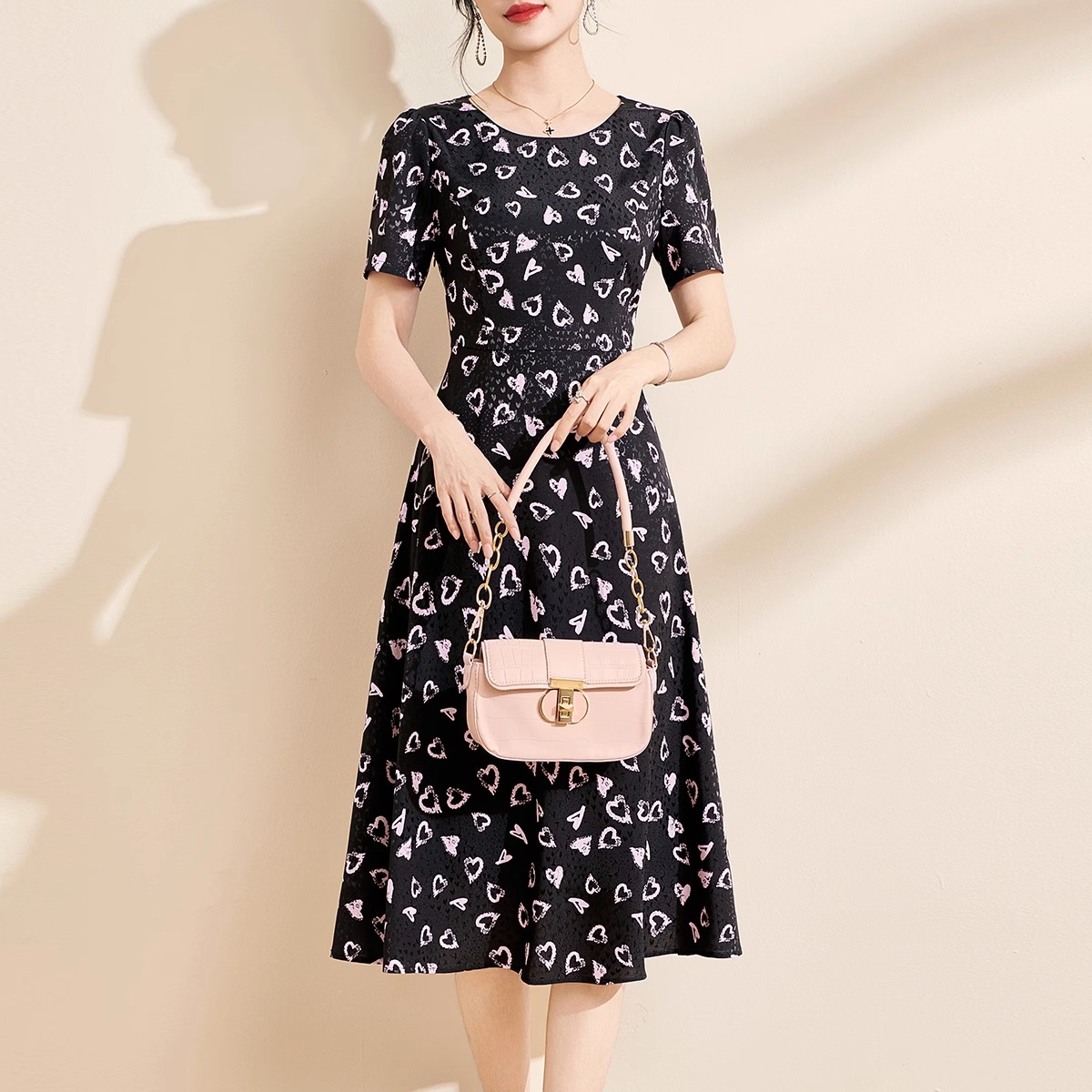 母亲节妈妈装连衣裙浪漫方领黑色波点裙女2025年夏日穿搭海边长裙