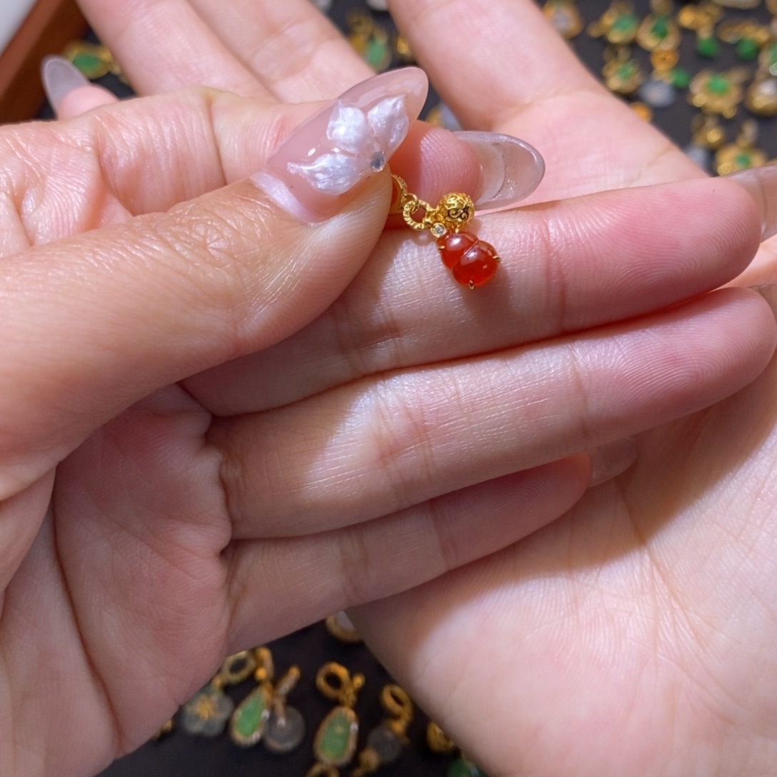 婉***方翡翠18K金镶嵌颈饰