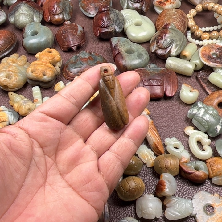 颈饰未镶嵌岫岩河磨玉（透闪石质玉）