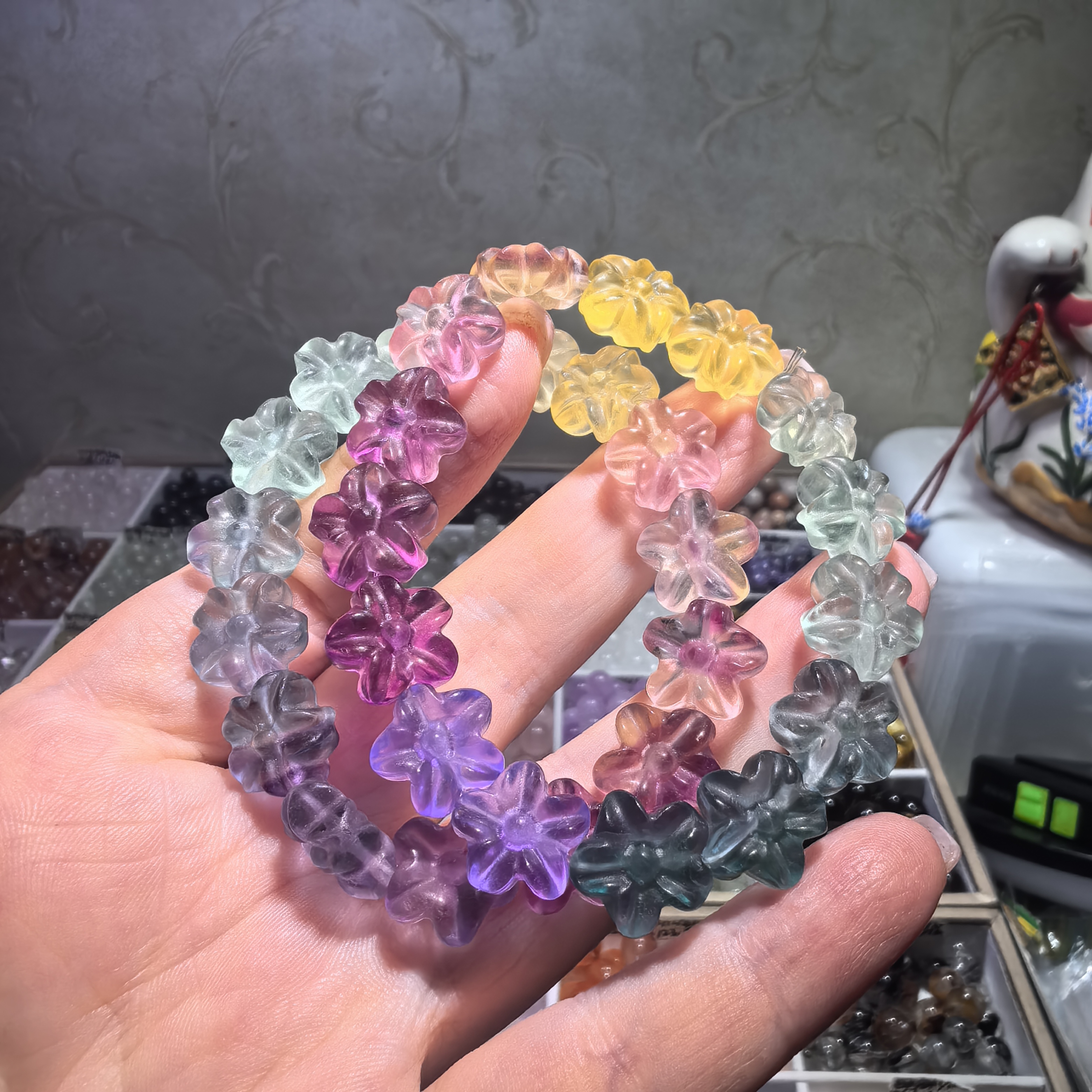 浓郁透体彩萤石雕刻小花手串