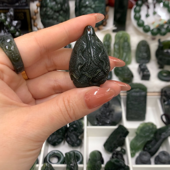 小****蛇纹石玉未镶嵌颈饰