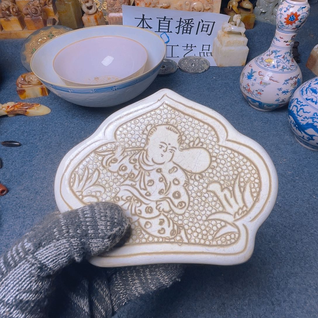 碟坎坎坷坷地走过这条