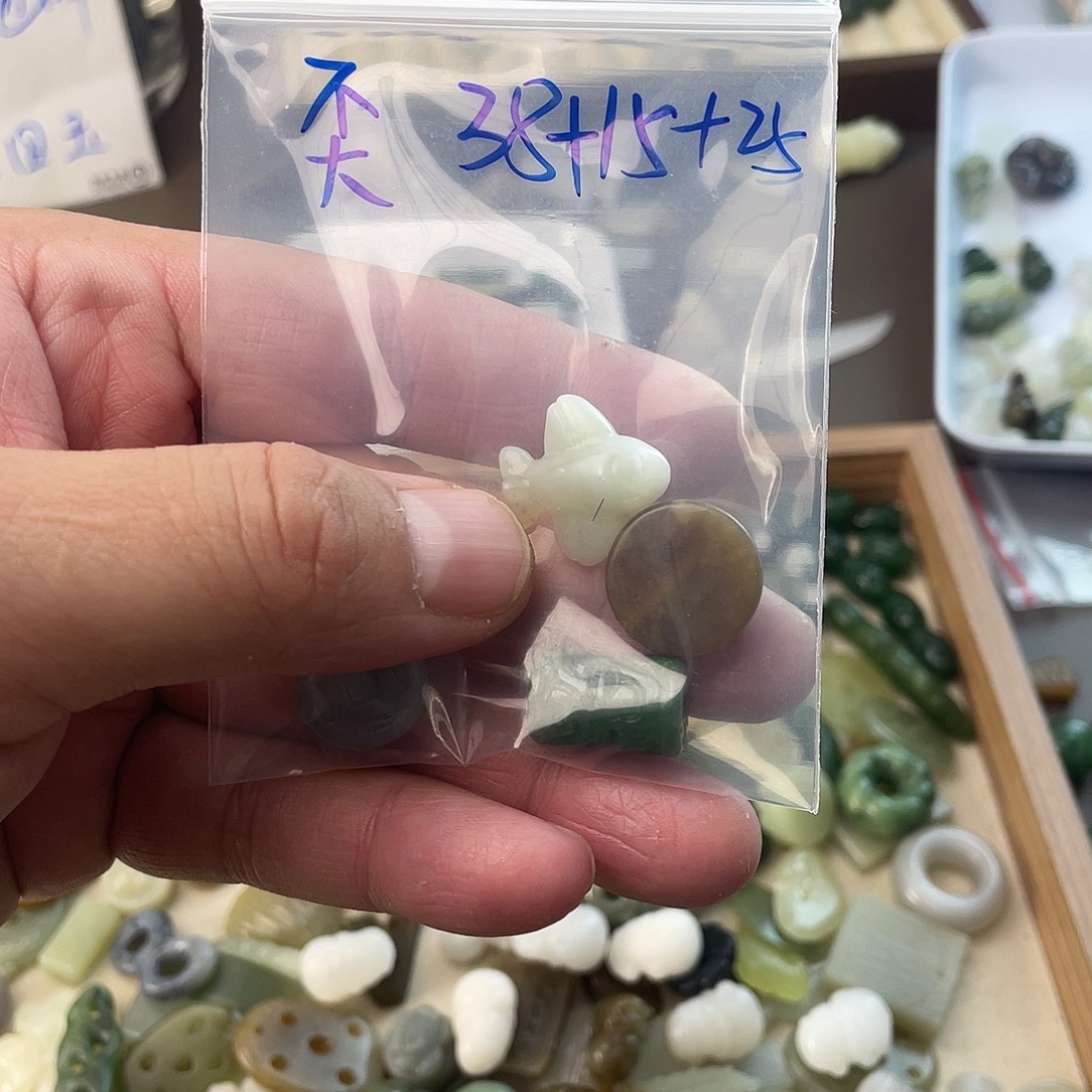 奀***和田玉未镶嵌颈饰