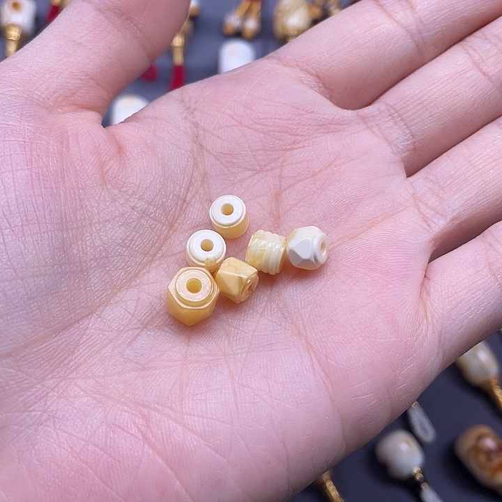 琥珀未镶嵌裸石88/件