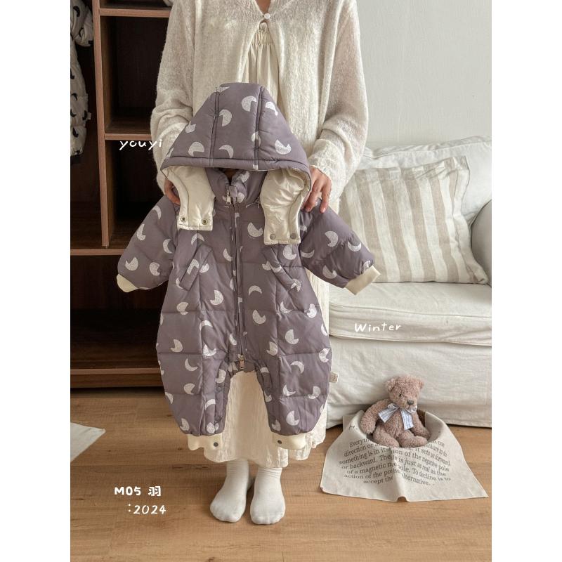 冬季新生儿加厚婴幼儿连体羽绒服韩版满印月亮白鸭绒羽绒服服2405