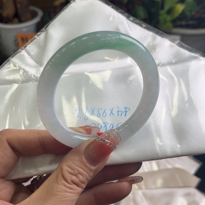 翡翠手镯未镶嵌金丝阳绿