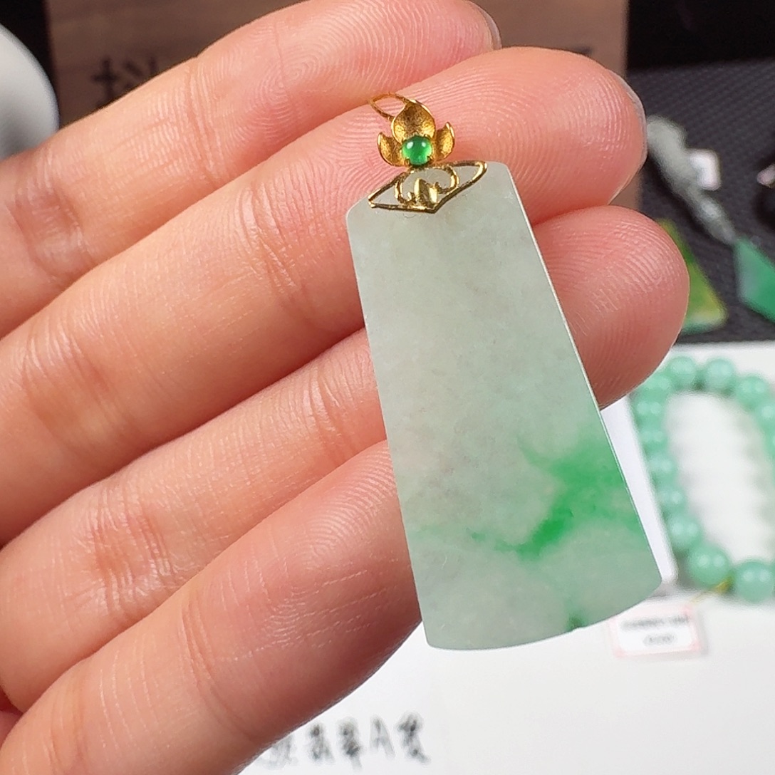 翡翠18K金镶嵌颈饰