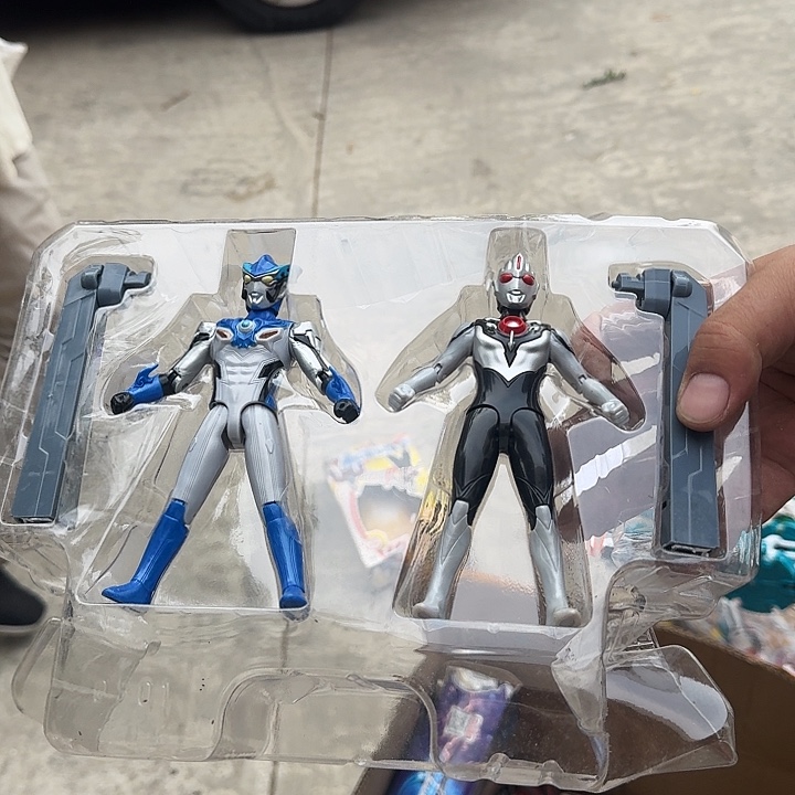 塑料蓝色两个奥特曼对战瑕疵