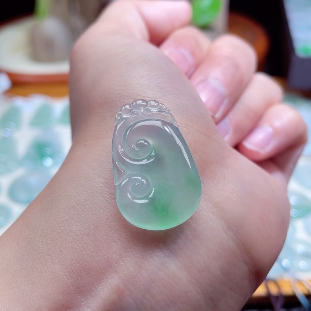 翡翠颈饰未镶嵌如意