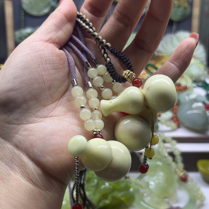 用***洋蛇纹石玉未镶嵌颈饰