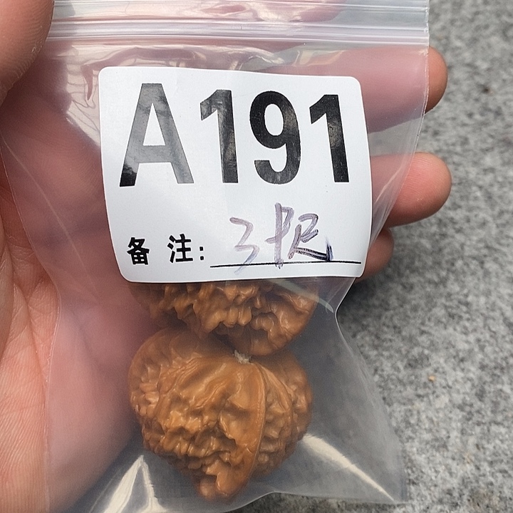 文玩核桃吊坠三棱