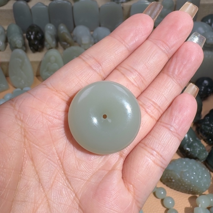 蝴***子和田玉未镶嵌颈饰