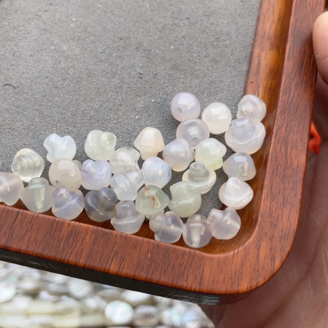 玛瑙/玉髓未镶嵌珠宝半成品白玛瑙蘑菇钉10颗随机发通孔