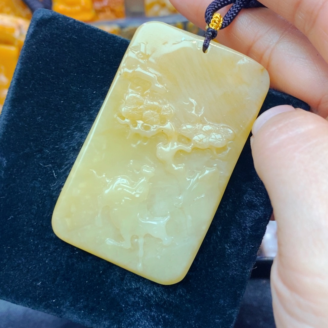 未镶嵌石英质玉（黄龙玉）颈饰