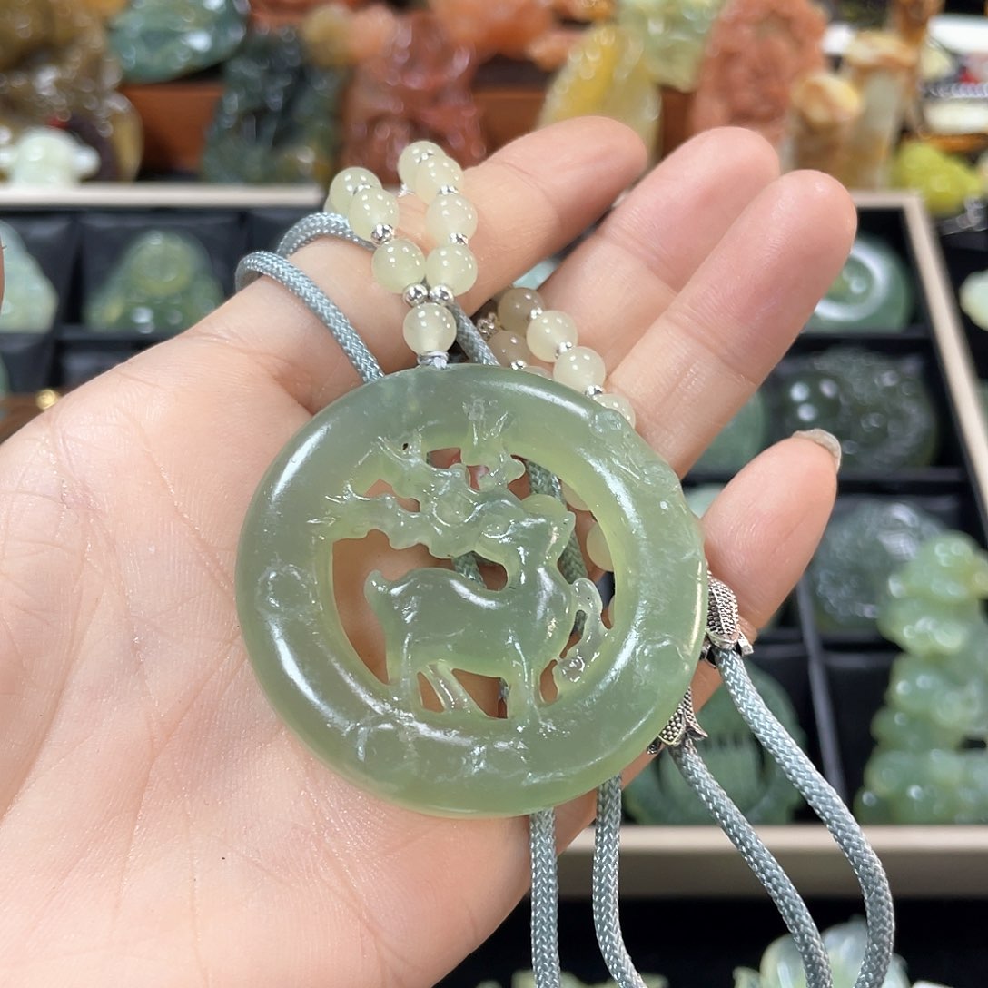 蛇纹石玉颈饰未镶嵌