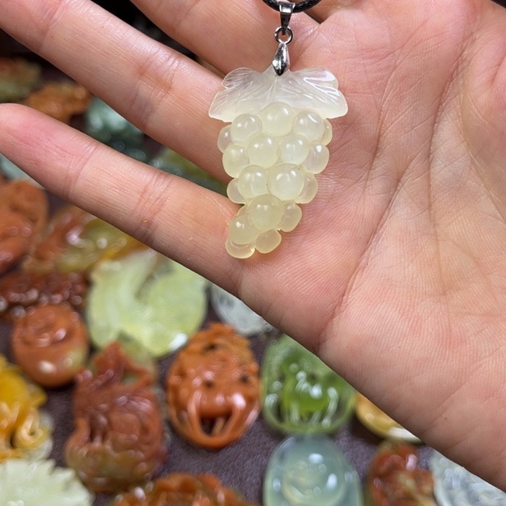蛇纹石玉颈饰未镶嵌