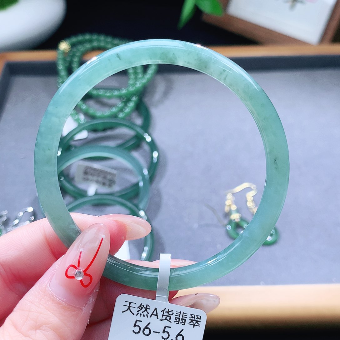 翡翠未镶嵌手镯（圆镯）