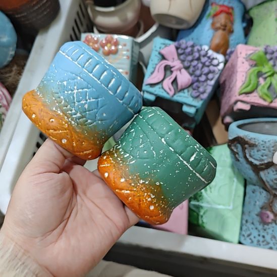 当场拍满15元发货不凑不发，花盆盆口不方不圆有针孔黑点是正常的，