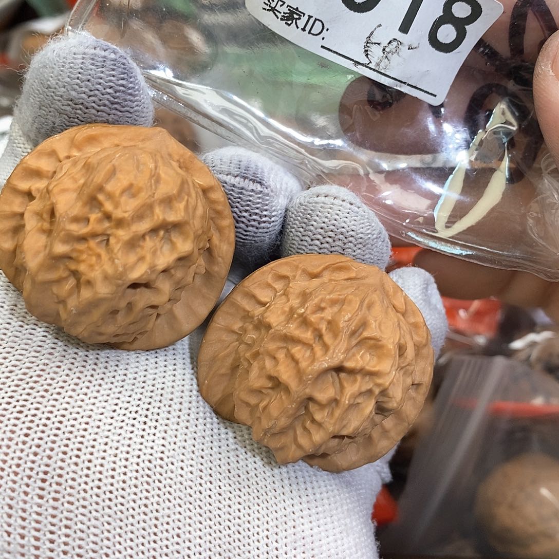 桃核把件瓷娃娃38尺。