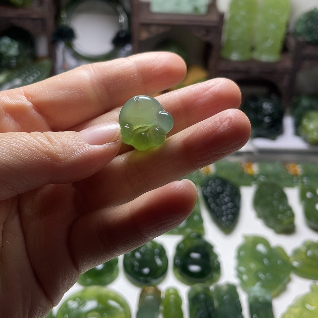 蛇纹石玉未镶嵌颈饰