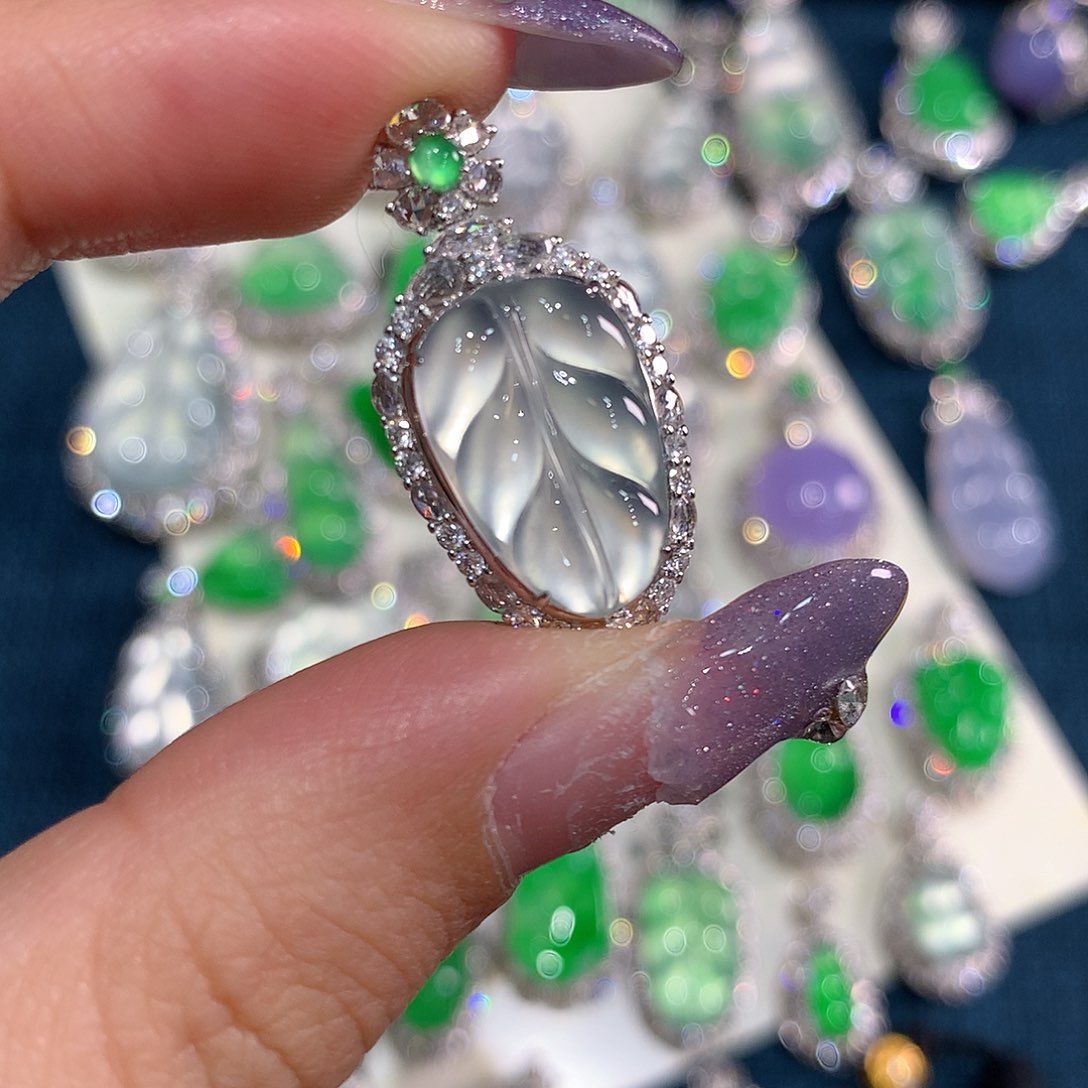 翡翠颈饰18K金镶嵌叶子