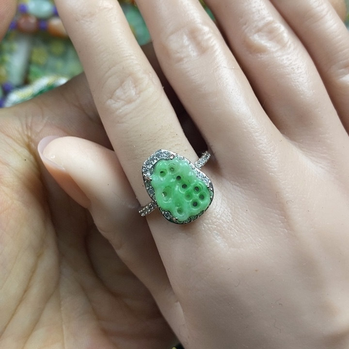 翡翠未镶嵌吊坠(赠链)