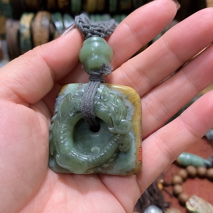 未镶嵌岫岩河磨玉（透闪石质玉）挂件