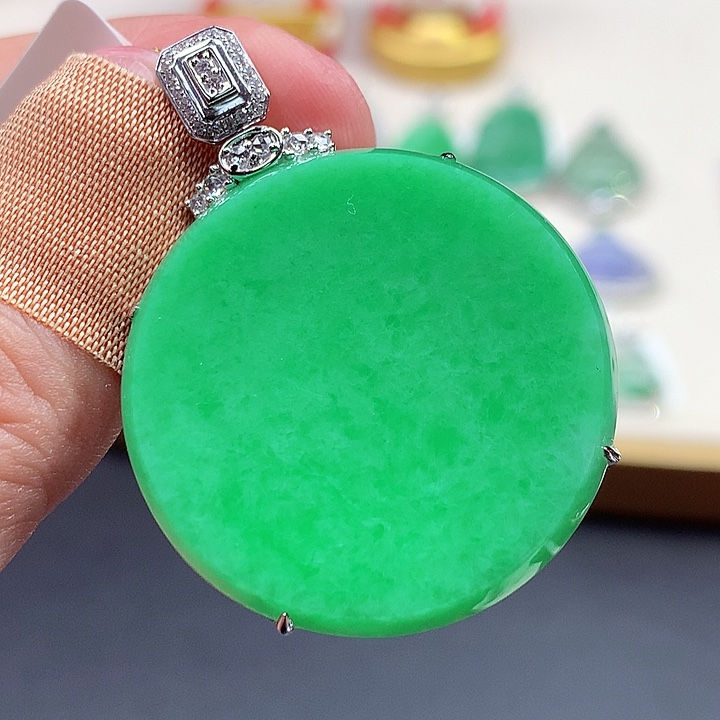 *****翡翠18K金镶嵌颈饰