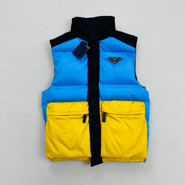 全新未使用 Prada/普拉达 三角钢标拼色羽绒马甲/50码/WL1316