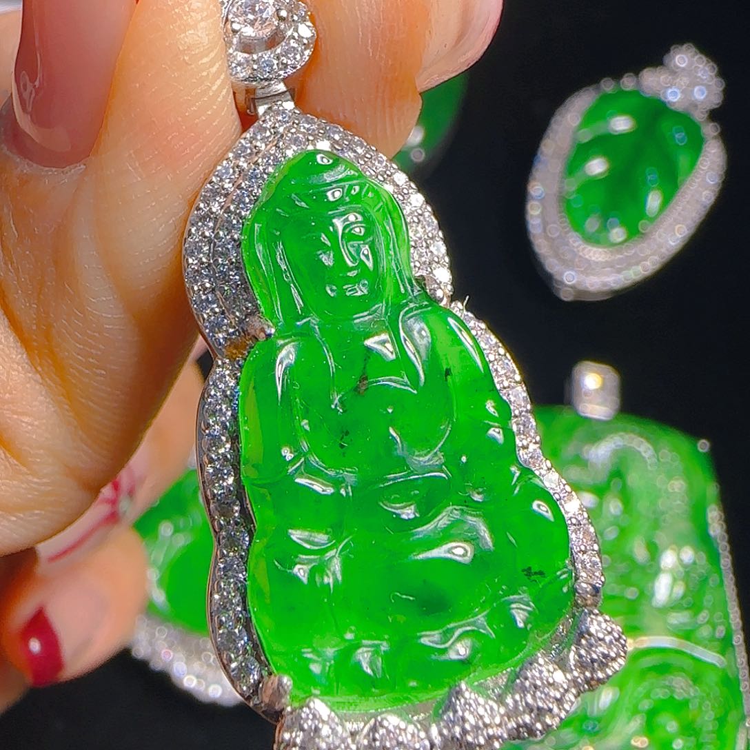 翡翠吊坠(赠链)未镶嵌