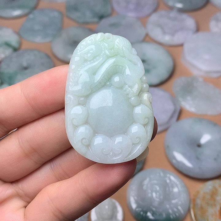 翡翠未镶嵌颈饰仿古龙