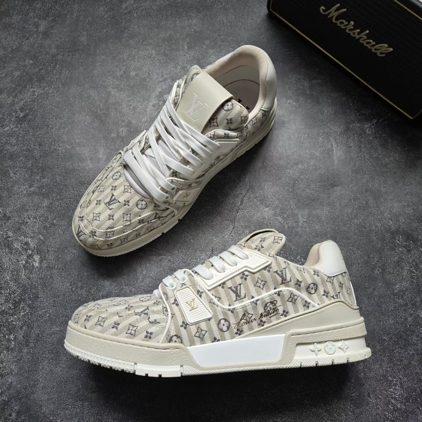 99新 LouisVuitton/路易威登 41.5码 TRAINER 灰褐色满印 鞋