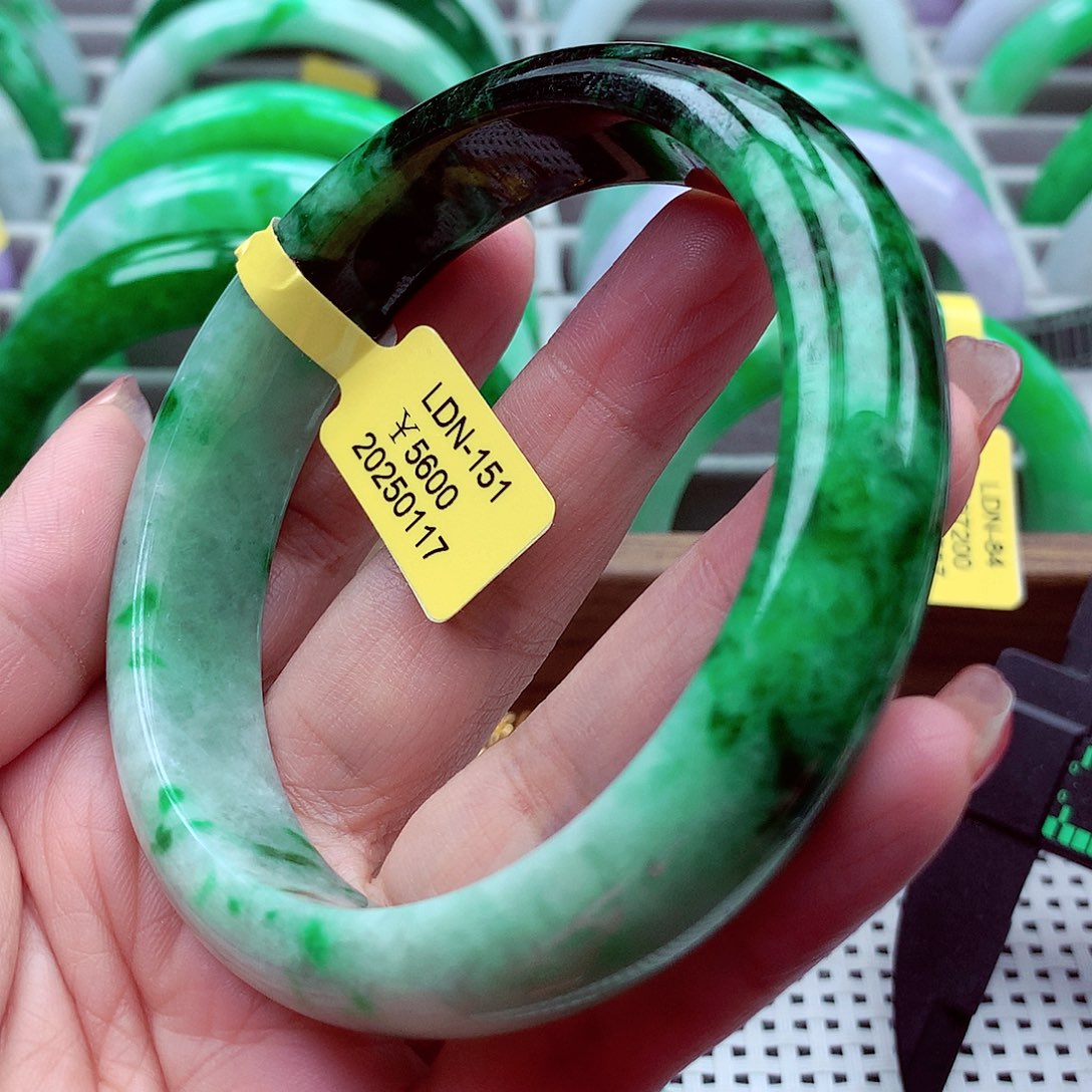 翡翠手镯未镶嵌翡翠