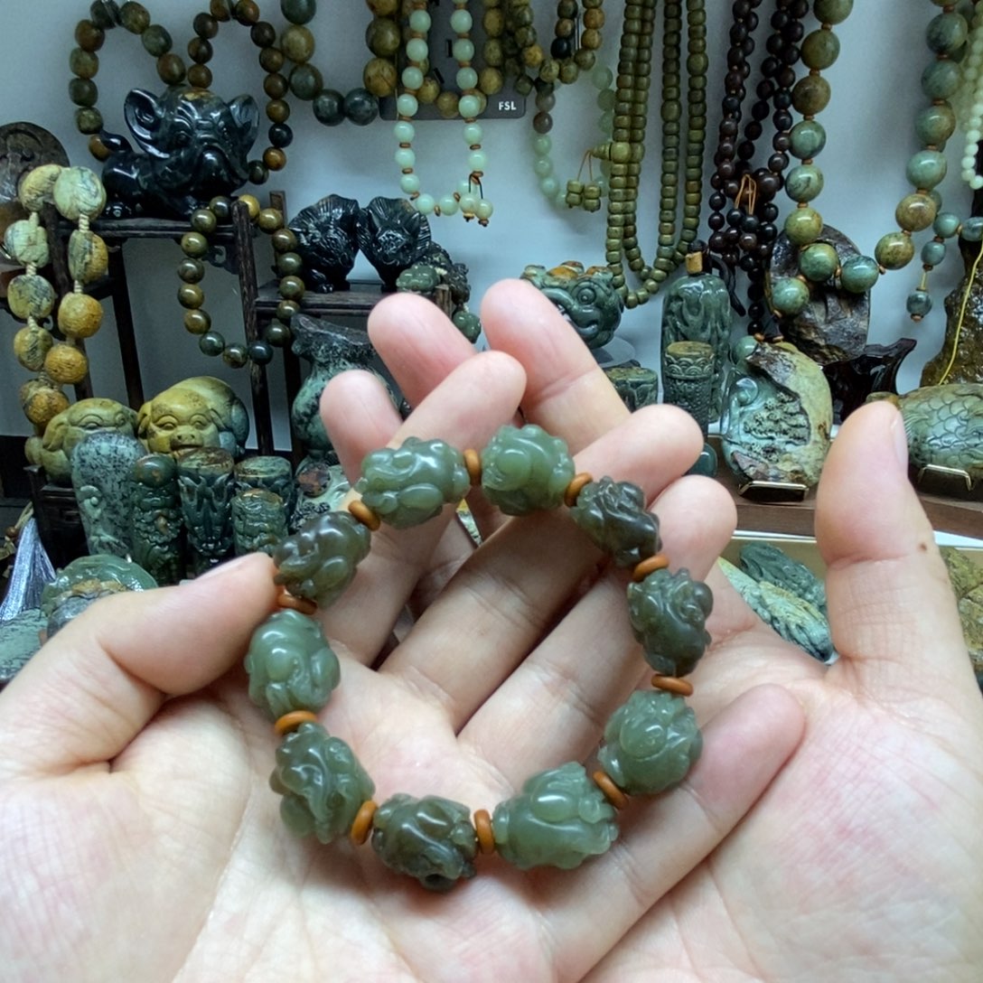 未镶嵌岫岩老玉（透闪石质玉）把件