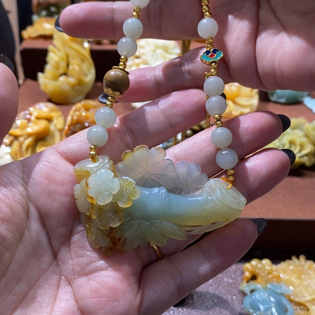 蛇纹石玉未镶嵌颈饰